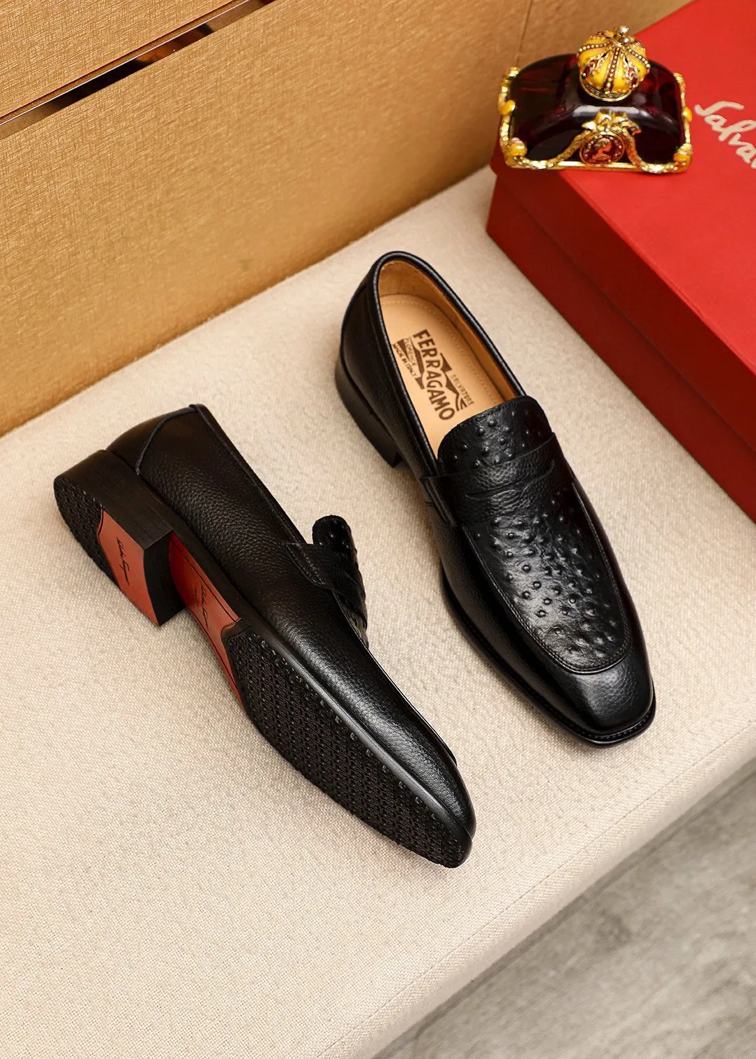 Men's shoes 💰480💰 Product trademark: Ferragamo "Ferragamo" casual leather shoes Regular size: 38-44 (45🉑️customized) Product materials: Selected imported first-layer calfskin embroidered upper, imported water-dyed cowhide leather lining. Strong three-dimensional visual effect, combined outsole Color: 1⃣️color optional